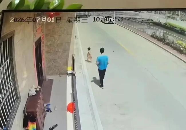 官方回应男子将女童抛入河中 热心群众及时救援