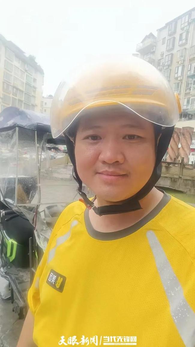 外卖小哥冒雨挪井盖 路人接力帮忙 善举温暖人心