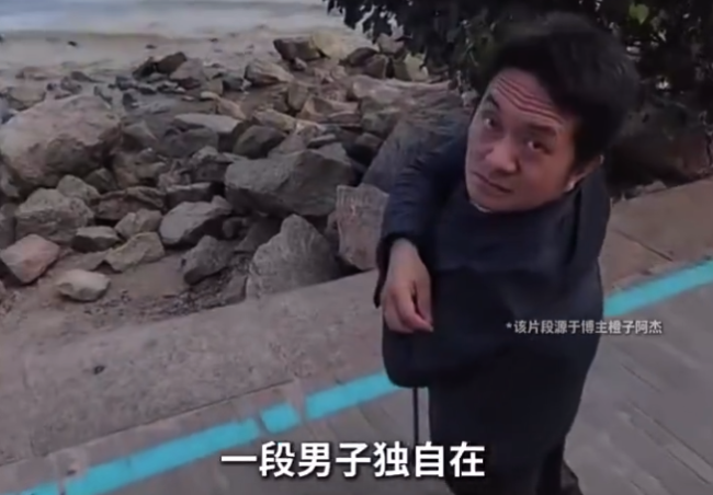 陕西男子孤身坐广东看海沉默良久：希望靠双手劳动，谋求一份踏实的工作