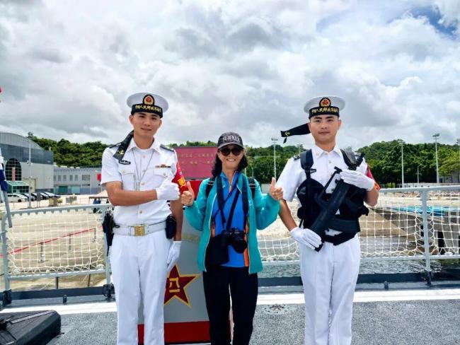香港阿姨抢票只为将照片送给海军女兵