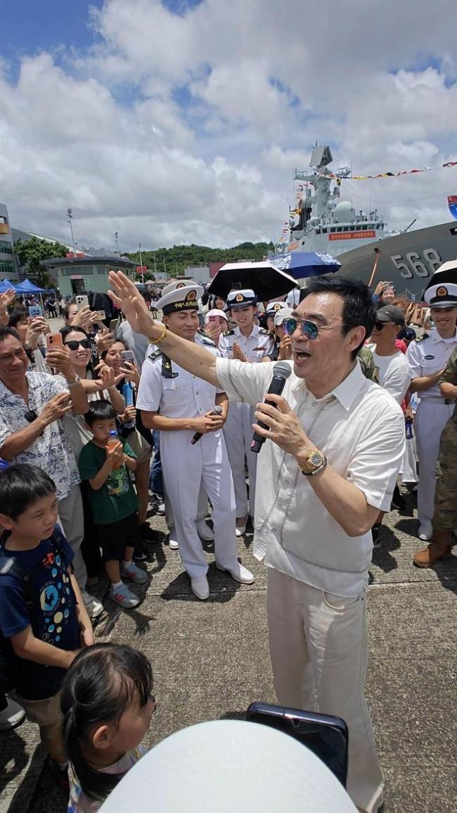 钟镇涛参观南宁舰 现场大合唱朋友 码头变演唱会