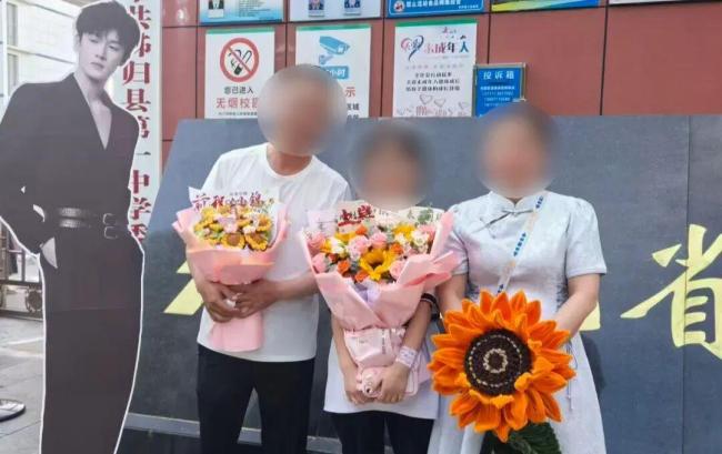 女生考582分发短信感谢辅警阿姨 三年前的温暖照亮前行路