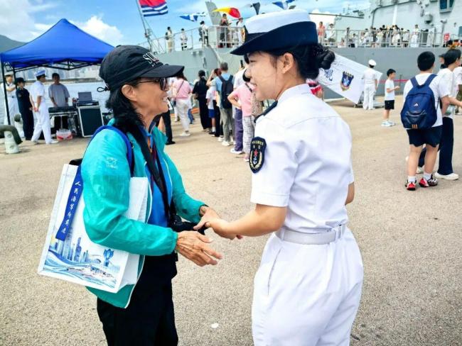 香港阿姨抢票只为将照片送给海军女兵 兑现承诺的温暖之旅