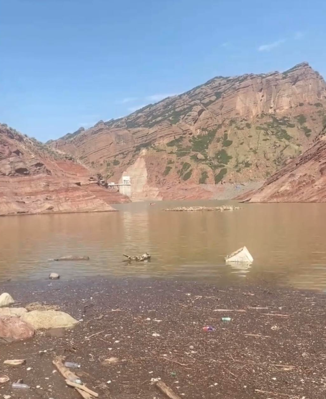一家三口自驾游突遇山洪 母子失联 搜救仍在继续