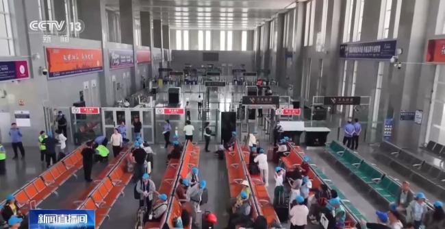 中亚人文旅游班列经霍尔果斯铁路口岸出境