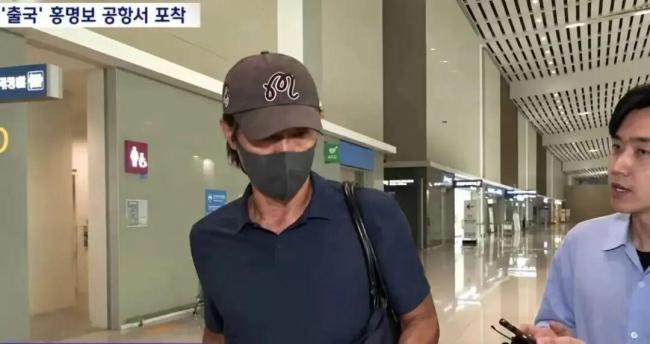 韩国男足前主帅遭死亡威胁后赴美
