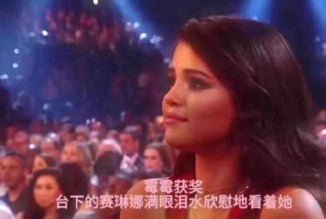 赛琳娜在霉霉婚礼上用手机 独一份的闺蜜特权