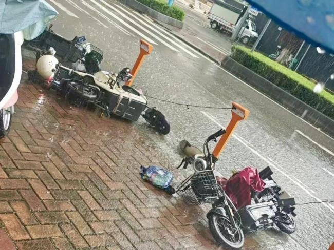小区2600辆电动车迁往地面 业主心烦 配套措施滞后引发困扰