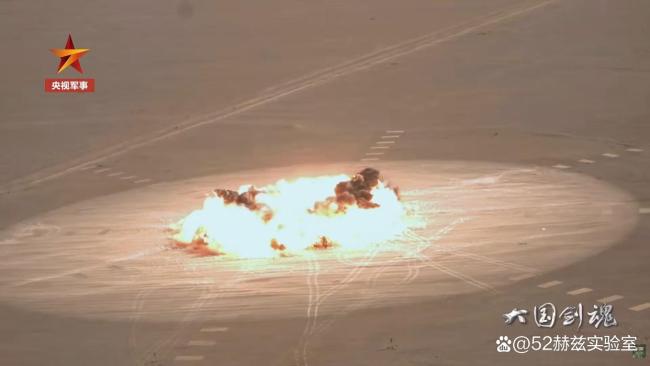 专家谈东风导弹“陨石坑”毁伤画面 精准打击震撼展示