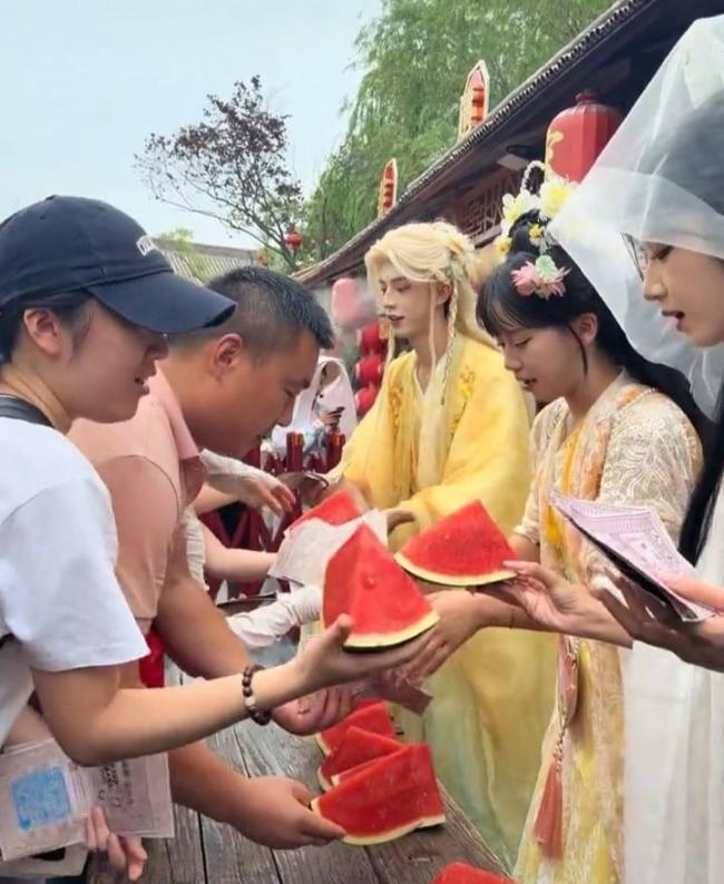 景区免费吃西瓜 副总亲自当NPC 网友提议成真