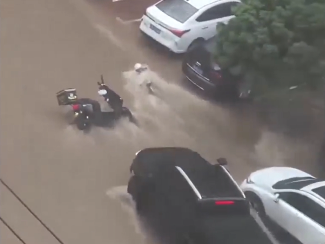 辽宁朝阳暴雨一女外卖员被激流冲走