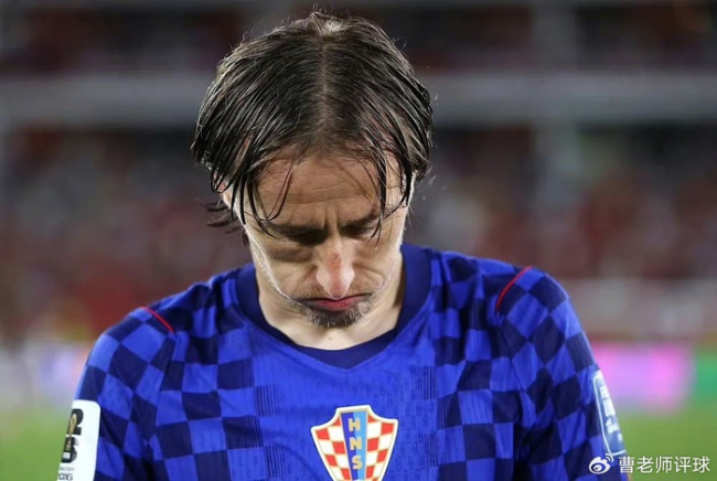 莱万质疑FIFA偏袒C罗和葡萄牙 争议判罚引关注
