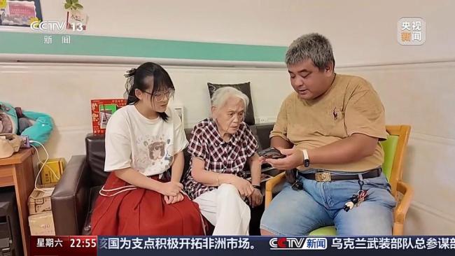 奶奶删了77万条未读又来3万 老年人遭遇“数字围猎”
