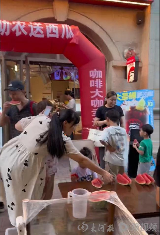 女生听瓜农父女对话后买2000斤西瓜