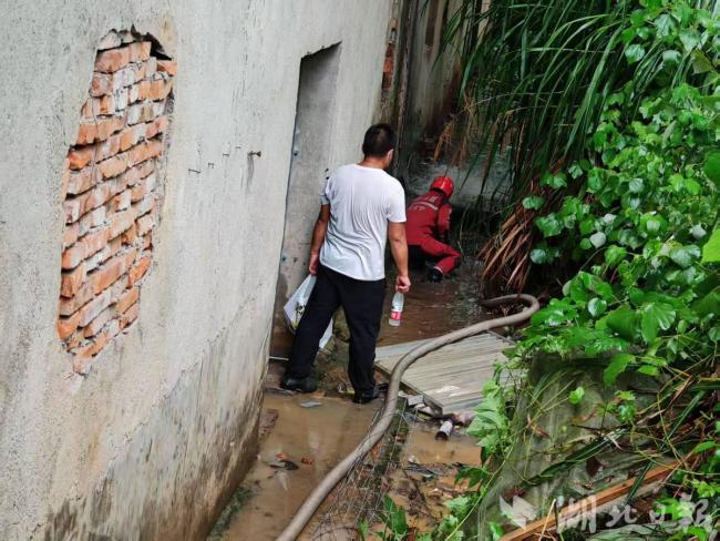 湖北咸宁强降雨 消防转移被困群众 全力应对新一轮暴雨