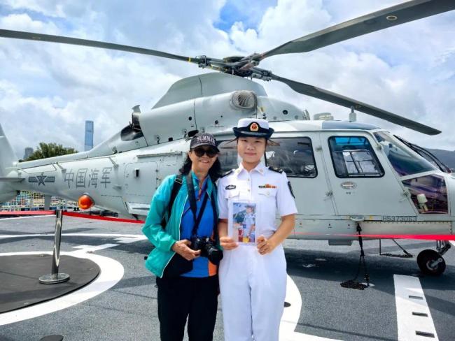 香港阿姨抢票3天,只为将一张照片送给海军女兵