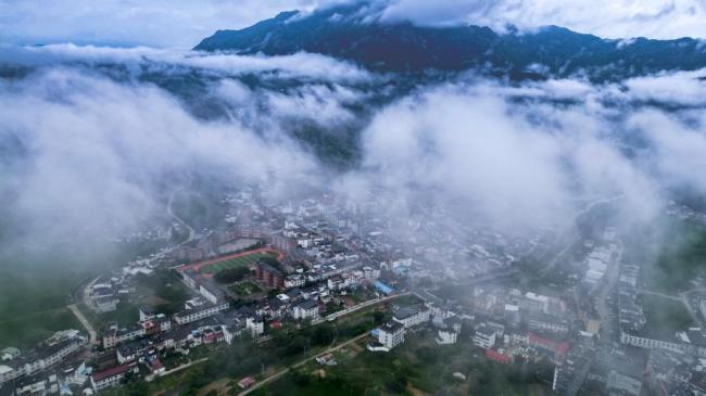 雨歇雾起 安徽岳西店前镇山水如画