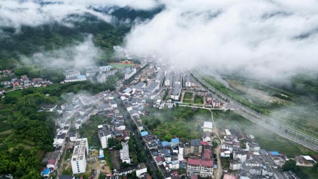 雨歇雾起 安徽岳西店前镇山水如画