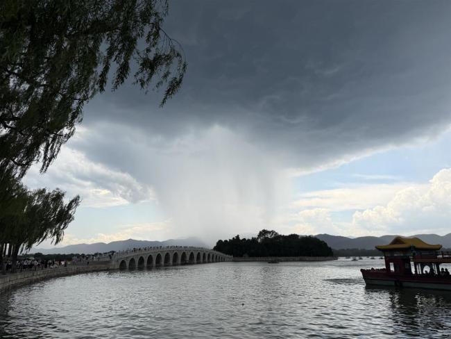 飞瀑坠落昆明湖!颐和园现罕见雨幡 积雨云造独特景致