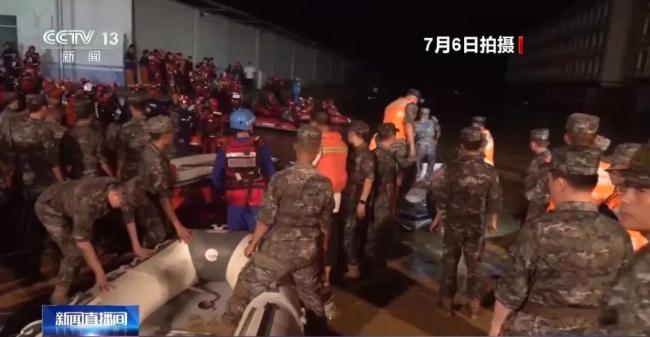 养蛇场蛇逃出村民被咬伤陷入休克 洪水引发次生灾害