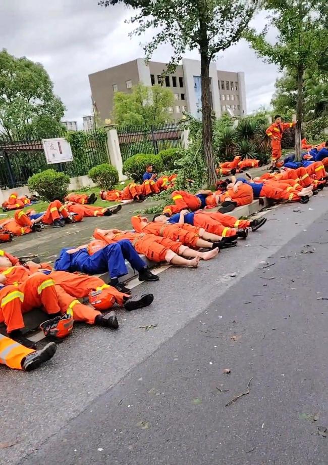 消防员救灾后席地而睡 拍摄者发声 记录感动瞬间