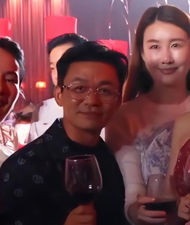 王宝强带女友现身婚宴，8年了，王宝强终于走出来了 低调恋情引关注
