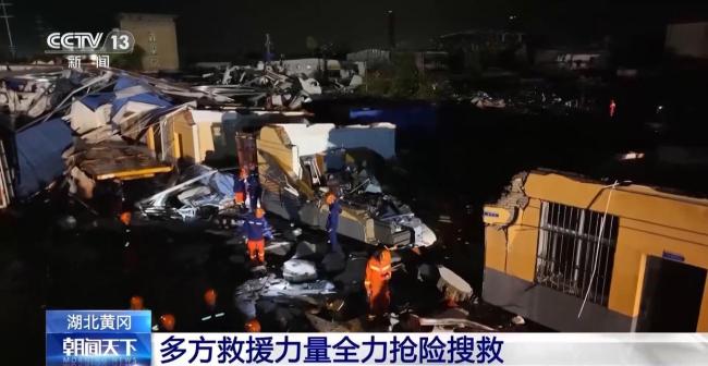 湖北多地遇强对流重卡被掀翻 灾情严重救援紧急