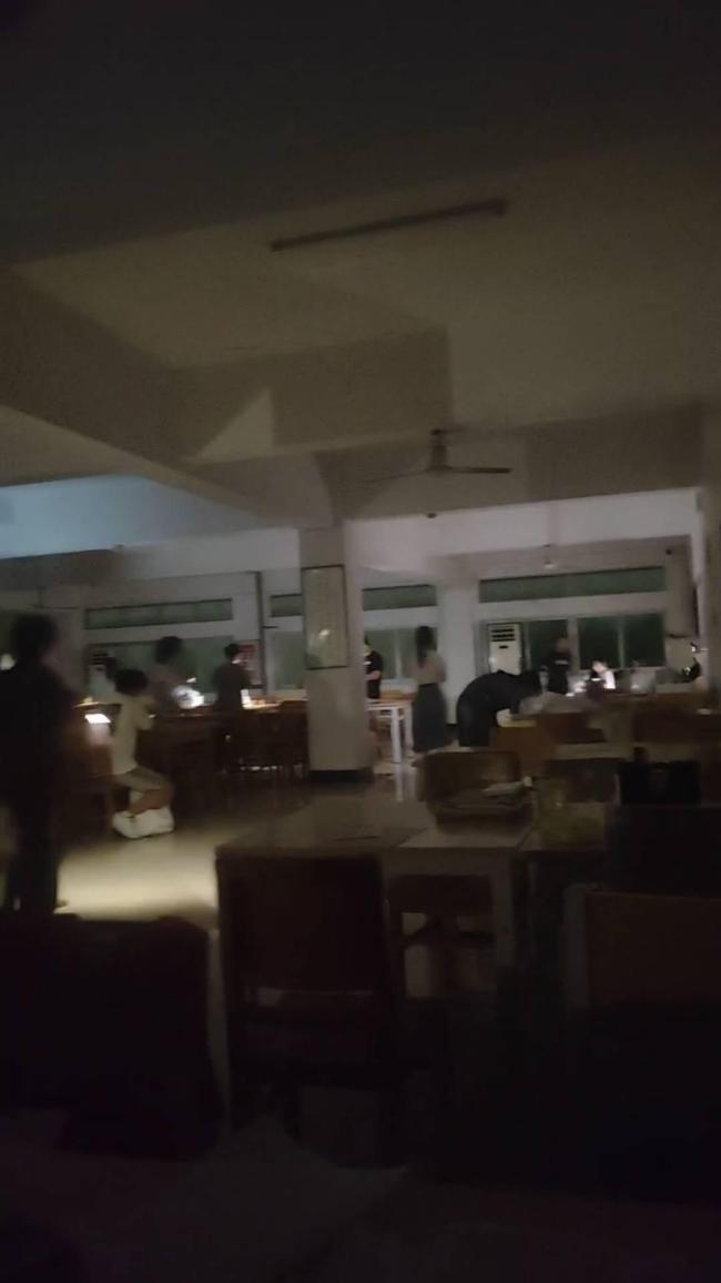 湖北黄冈龙卷风亲历者:怕死还录了音 学生受伤学校提前放假