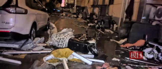 退役军人黑夜中为邻居照亮回家路
