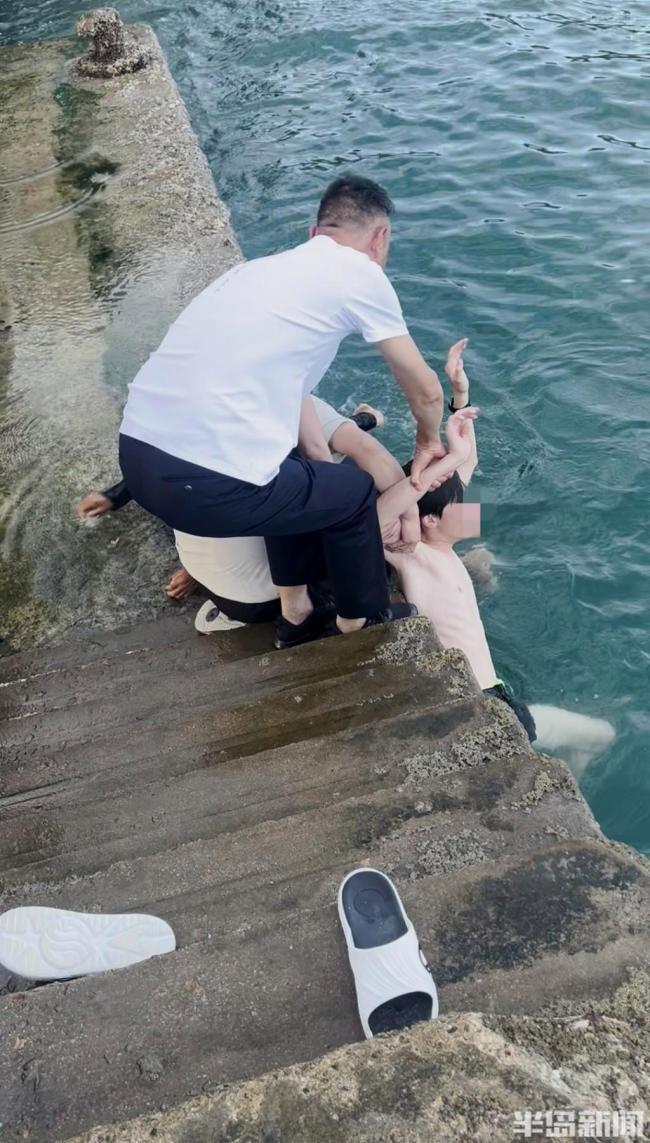 小伙不慎落水 摄影师跳海救人 平民英雄获赞无数