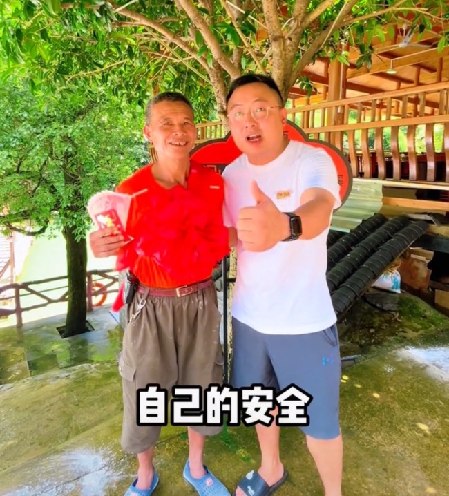 游客漂流突遇暴雨两艘皮划艇失控，护漂大叔跳入水中徒手拽回岸边