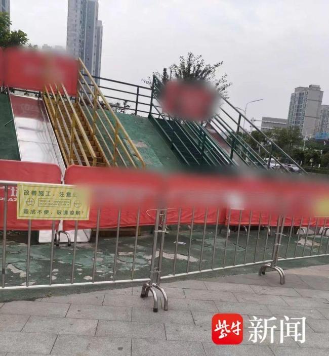 两岁女童坐商场滑梯夹断小拇指 安全隐患引关注
