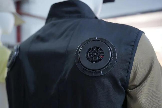企业研发制冷马甲 穿上直降8-15℃ 户外工作者的清凉“秘密武器”