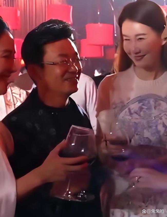 44岁王宝强近况大变样，大背头黑西装气场拉满，携超模女友参加婚礼 低调纯粹显本心