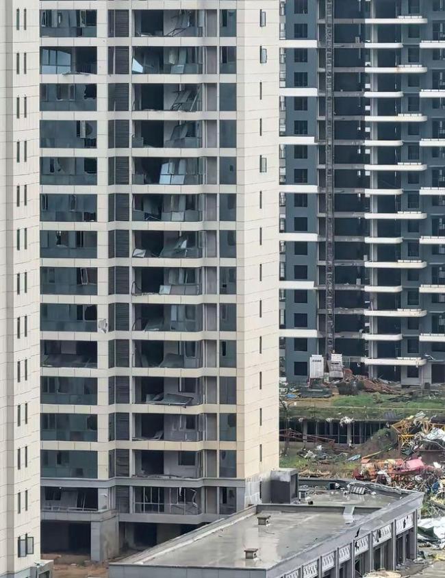 湖北宜昌一栋楼房屋顶被狂风掀飞 龙卷风袭击致严重破坏