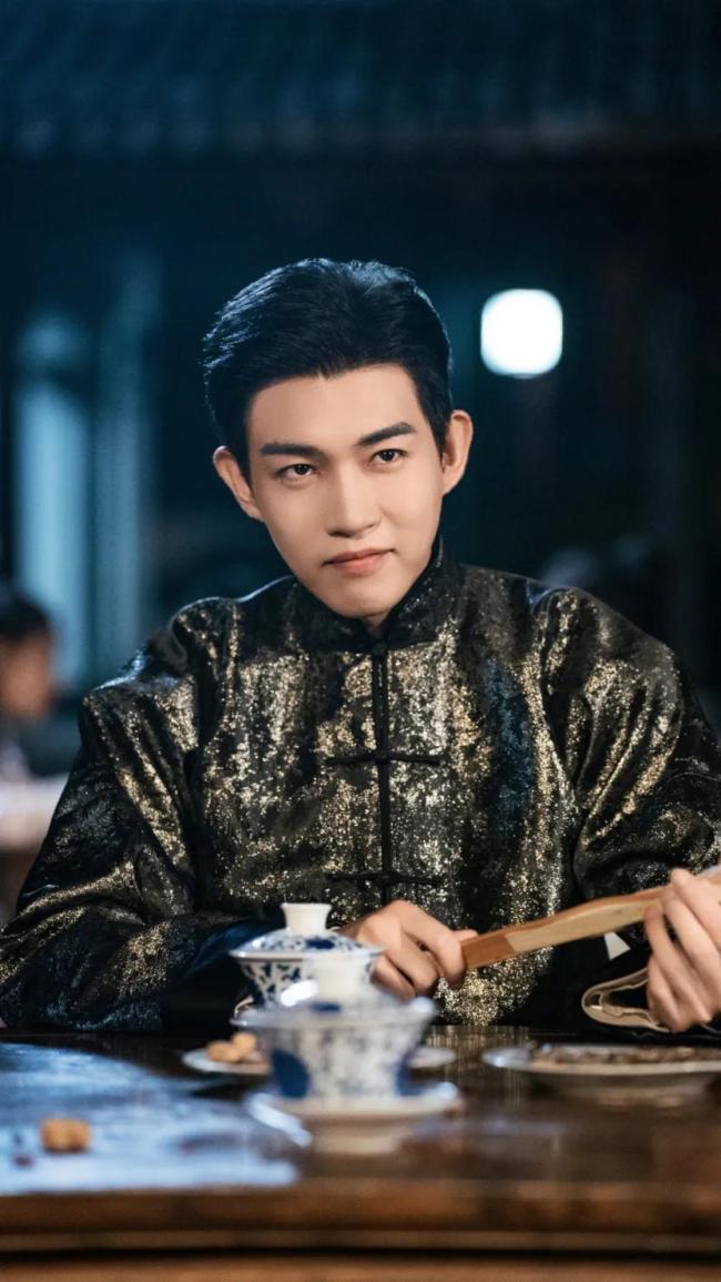 被AI抢了饭碗后,一个短剧“霸总”返乡卖菜 从演员到菜贩的转变