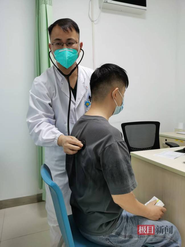 男子每天20根烟肺部长满囊腔 吸烟引发“免疫叛乱”