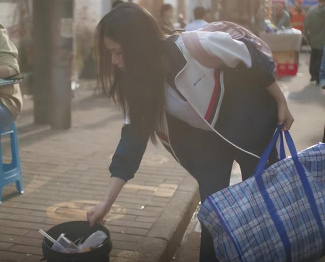 张婧仪演白富美穷学生都有说服力 剧情“装穷”引争议