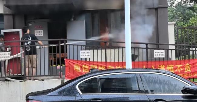 休班民警发现火情果断处置 果敢行动消除隐患