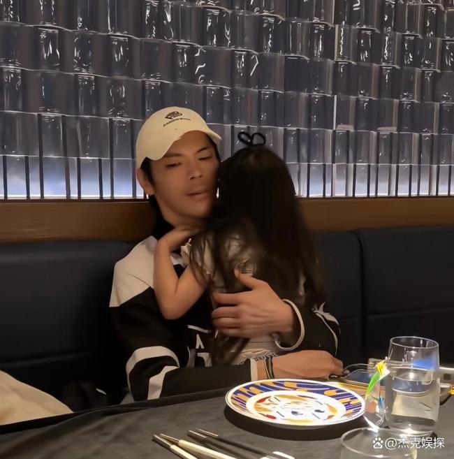 郭碧婷向佐儿子女儿近照 温馨同框打破婚变传闻