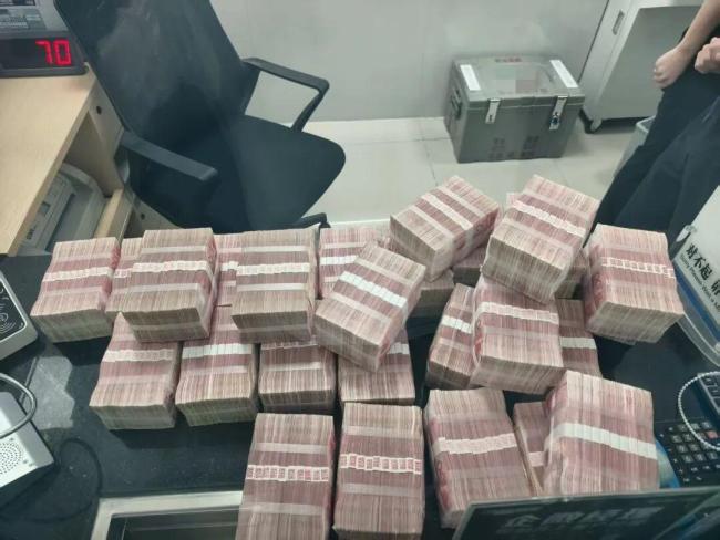 女子取280万被阻后称将每日取5万 警方成功劝阻挽损