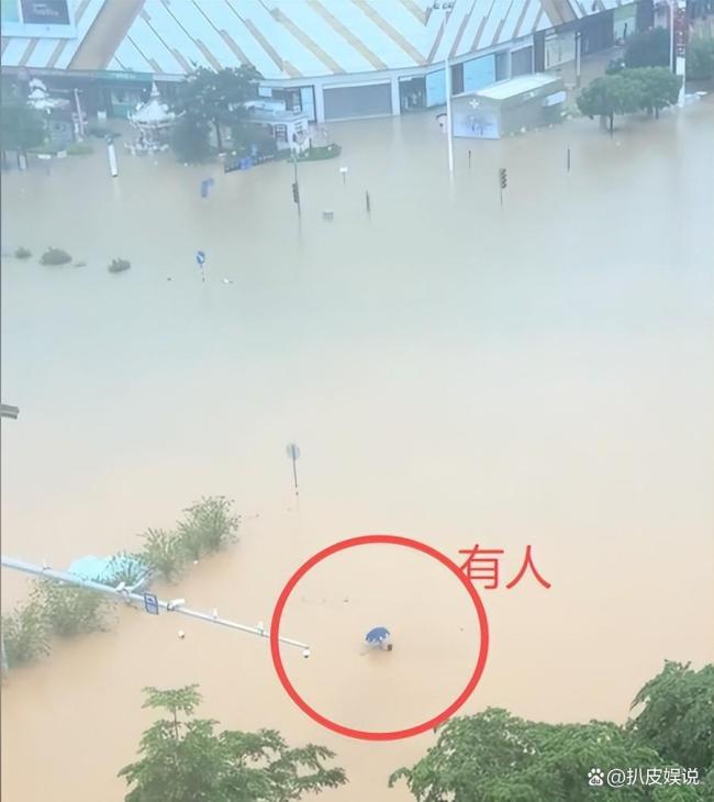 洪水来临父母用桶装下六个月婴儿 生死救援中的温情一幕