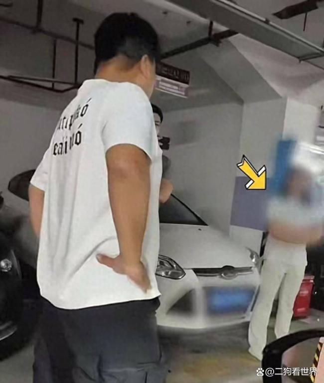 一小区车位纠纷警方介入调解