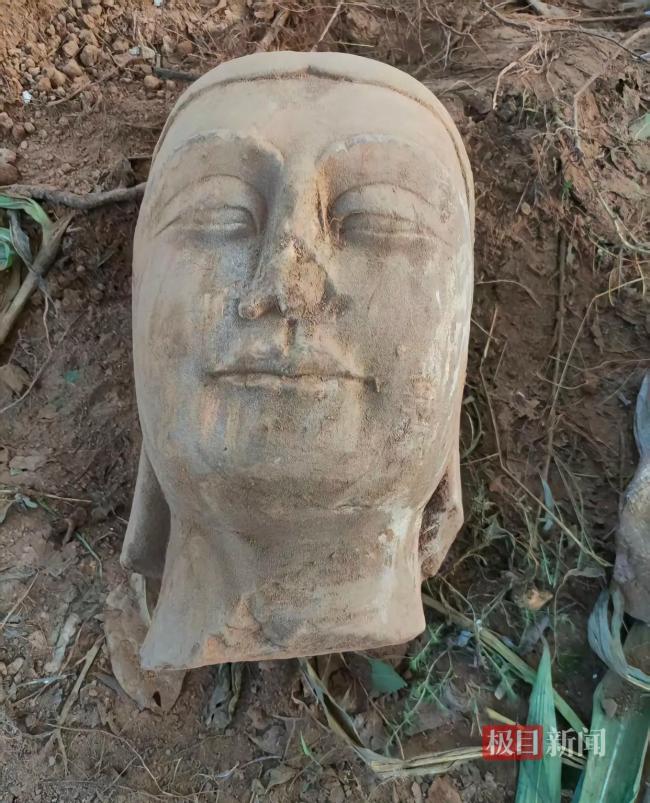 村民在养猪场旁挖出1400年前佛首