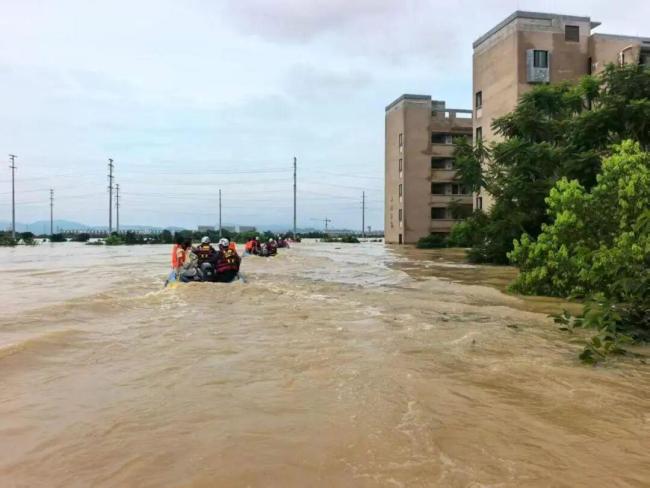 河南救援队“移动厨房”开到抗洪一线 巨无霸餐车再显身手