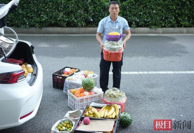 贵州老板驱车千里送800斤水果到黄冈 向救援人员致敬