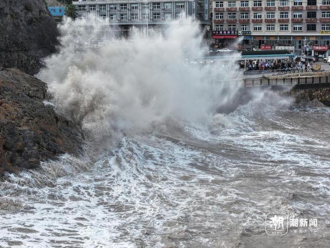 浙江温岭金沙滩掀起数层楼高巨浪 台风“巴威”来袭引发壮观景象