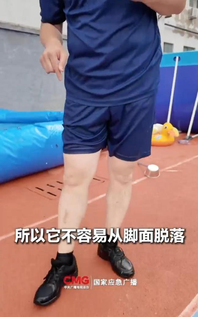 洪涝来袭涉水转移 该穿什么鞋 选系带厚底运动鞋