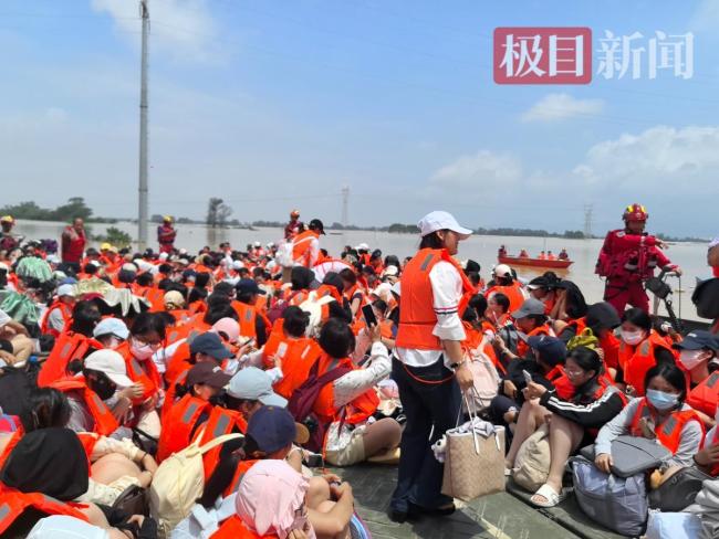 现场直击救援航母转运被困师生 应急动力舟桥显神威