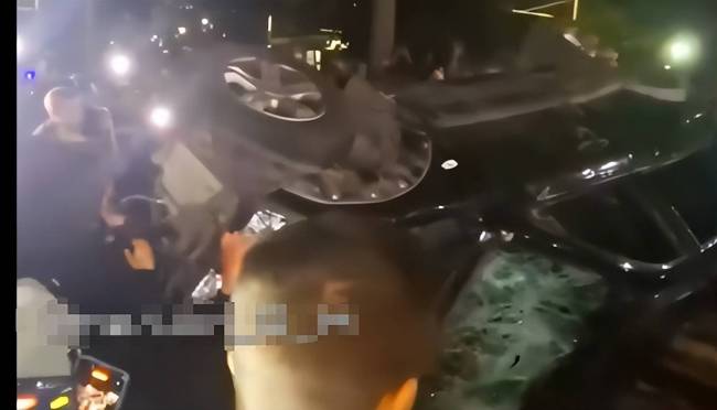 乌民众掀翻征兵车说明什么 民怨沸腾爆发反抗